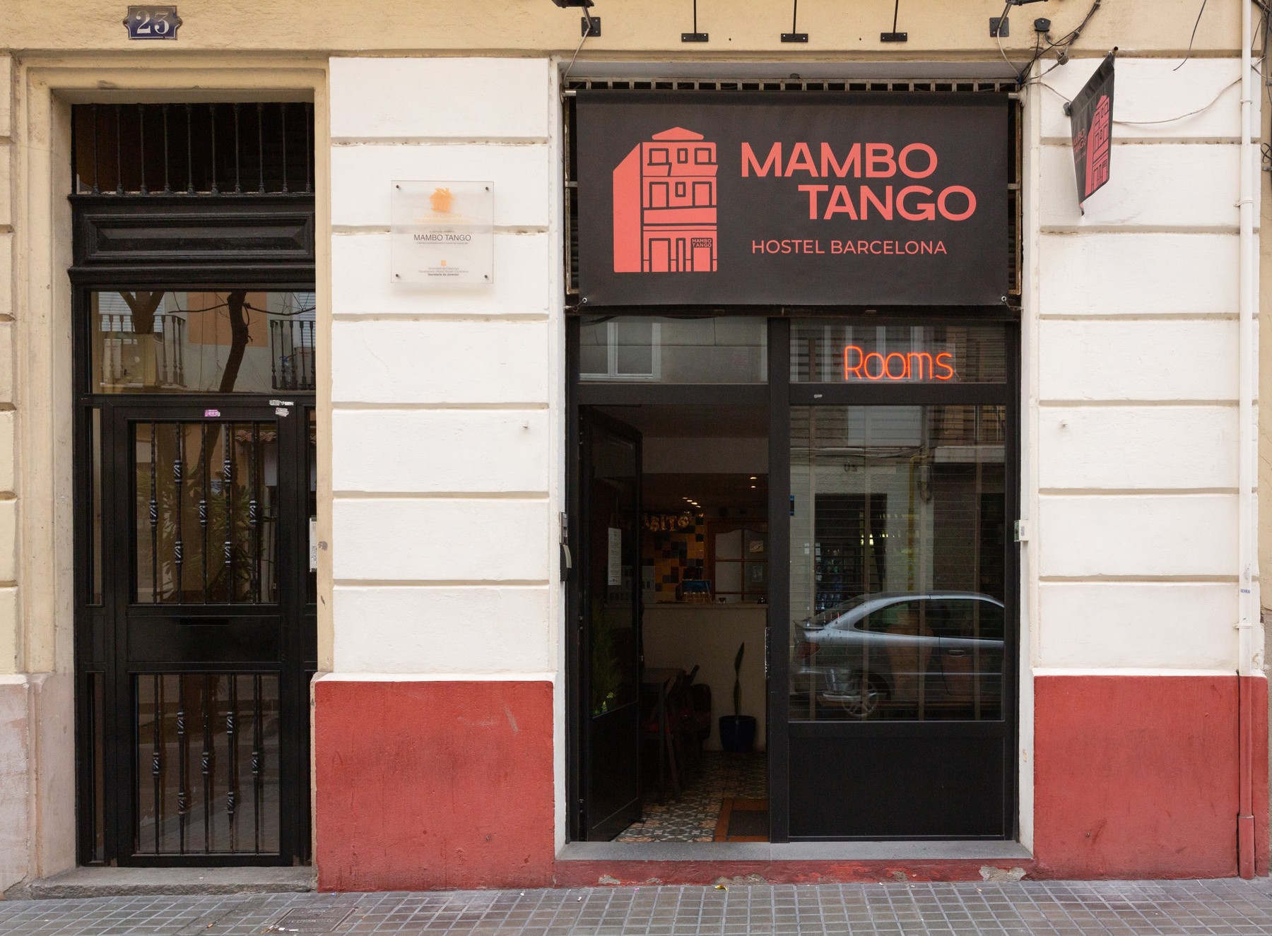 Fachada de Mambo Tango con el logotipo coral sobre la entrada